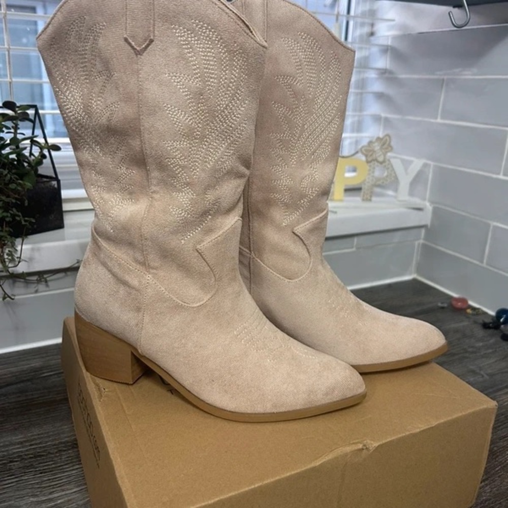 Boohoo Light Beige Heeled Western Boots